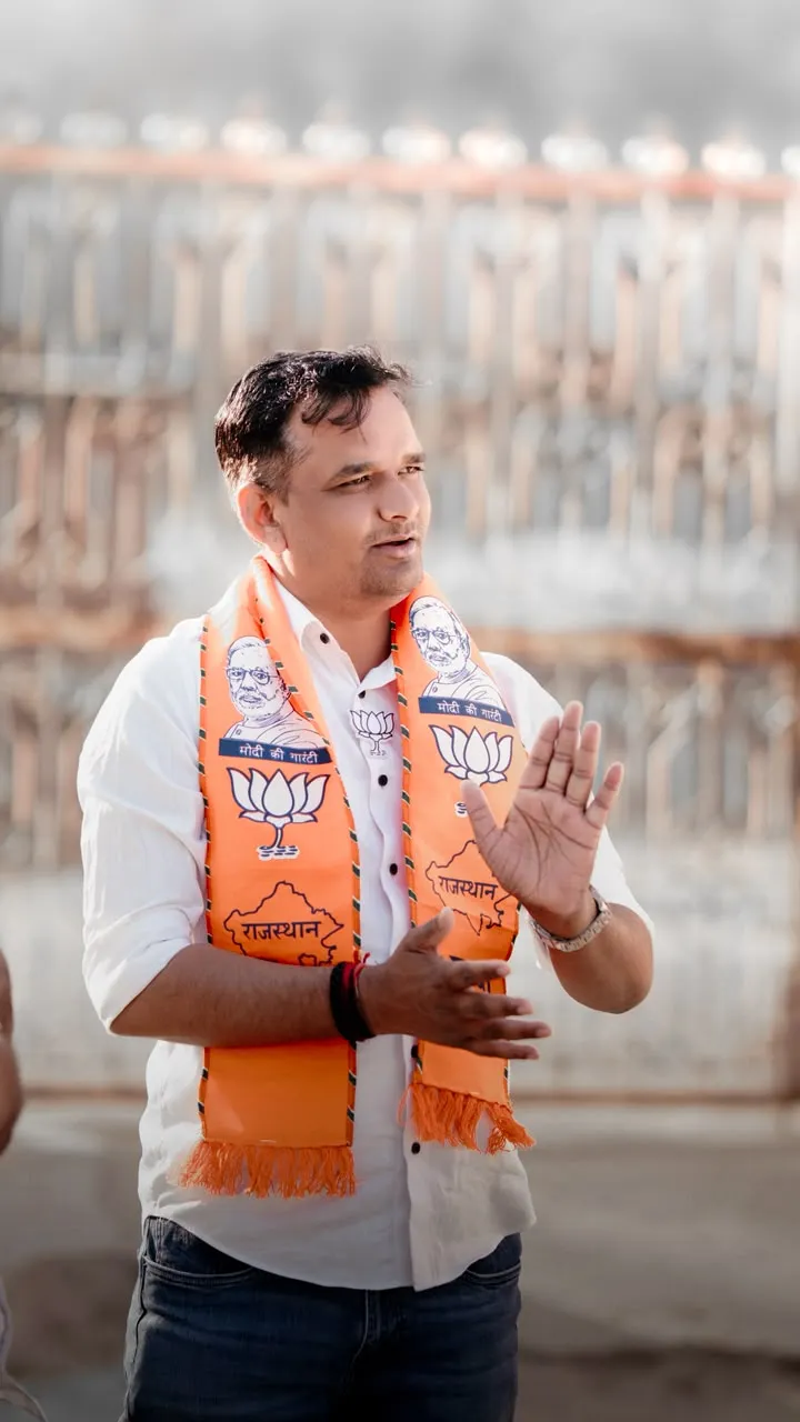 कान्तिलाल पुरोहित ग्रामीणों से बातचीत करते हुए
